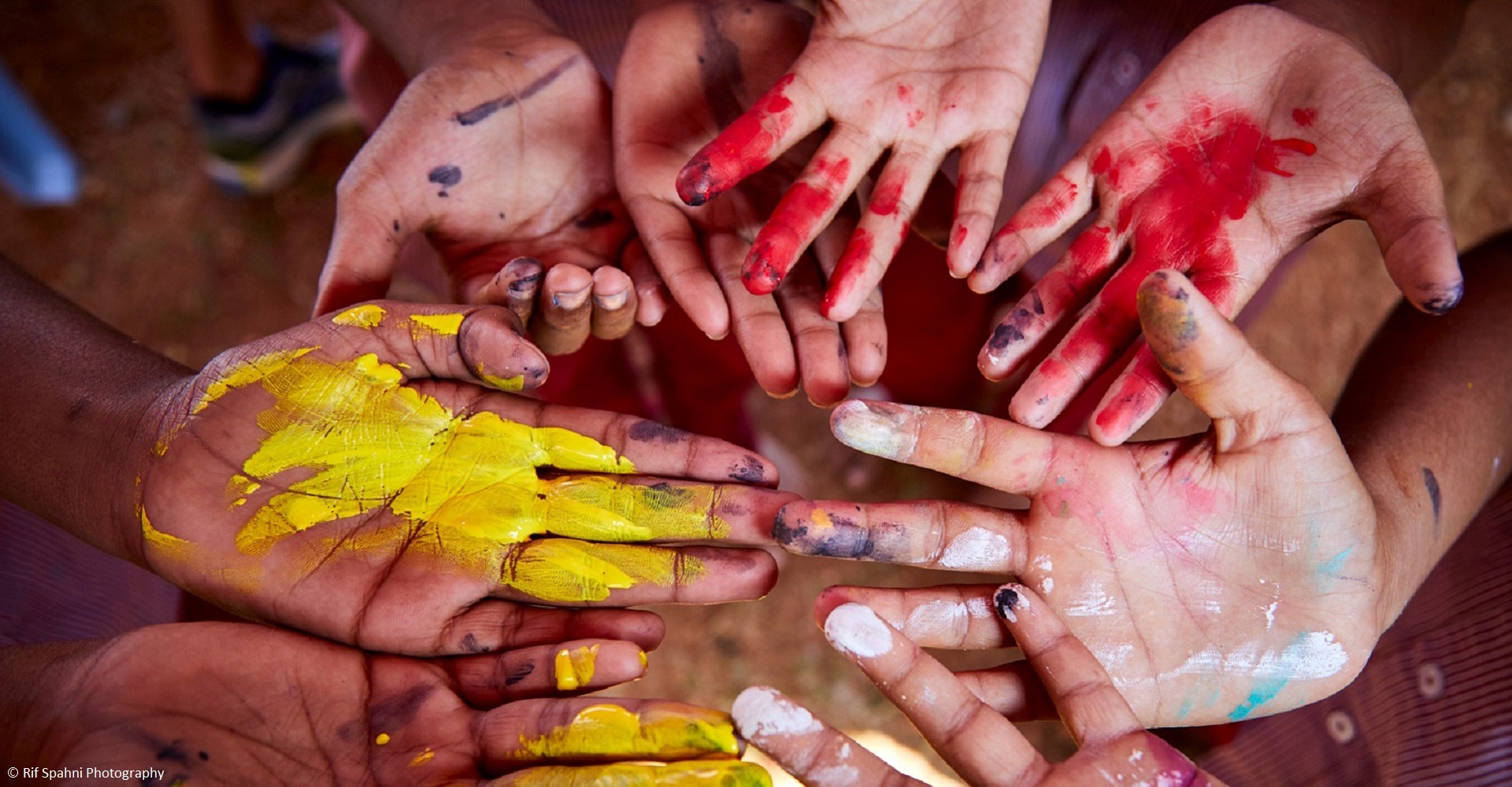 Buntbemalte Handflächen 