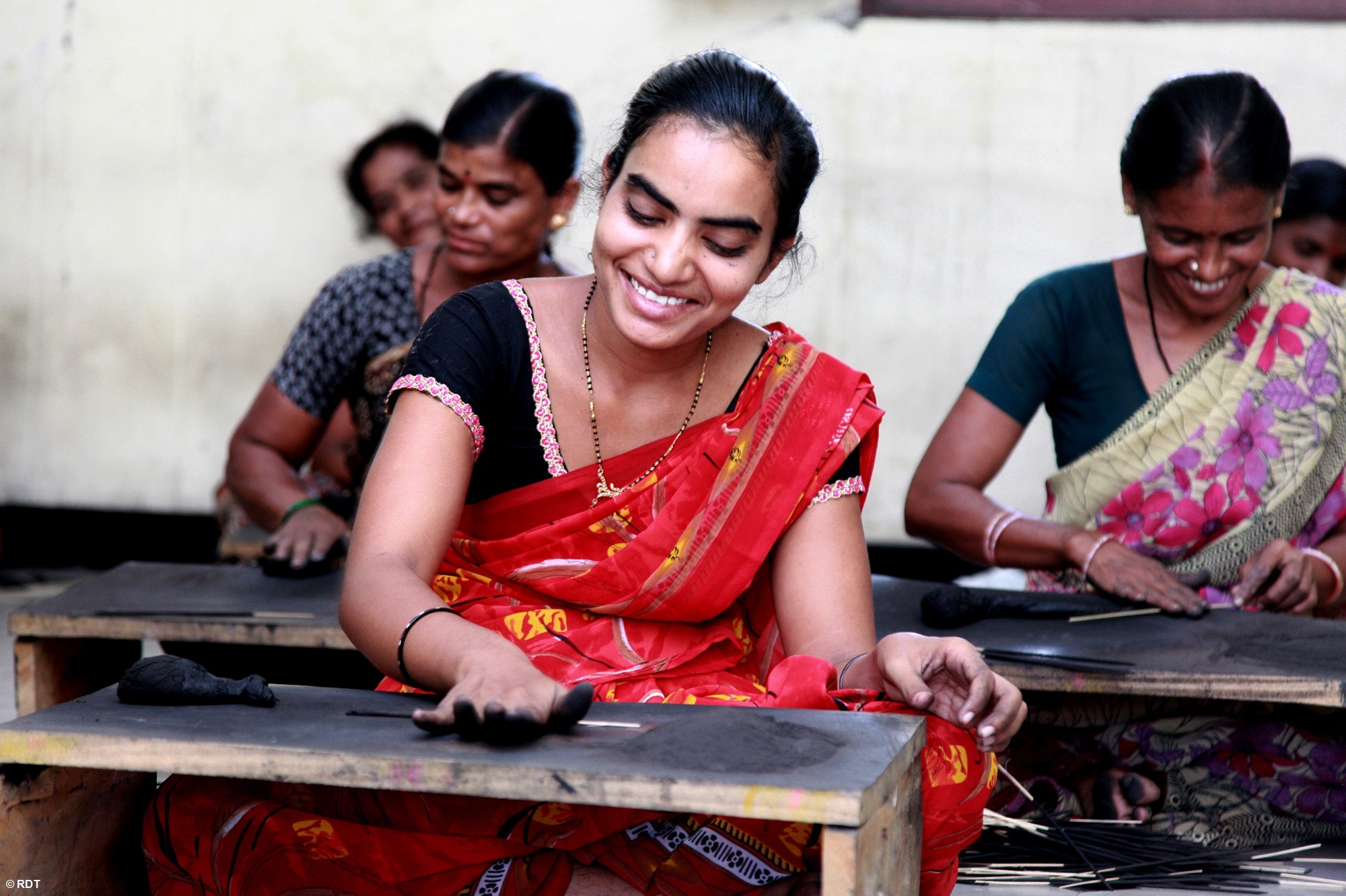 Indische Frau an der Nähmaschine. Indische Frauen stärken und finanzielle Unabhängigkeit ermöglichen