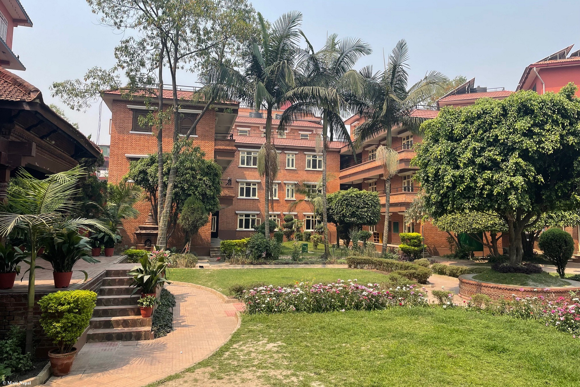 Frau in der Landwirtschaft in Indien nutzt Tröpfchenbewässerung für Klimaschutz in Indien.