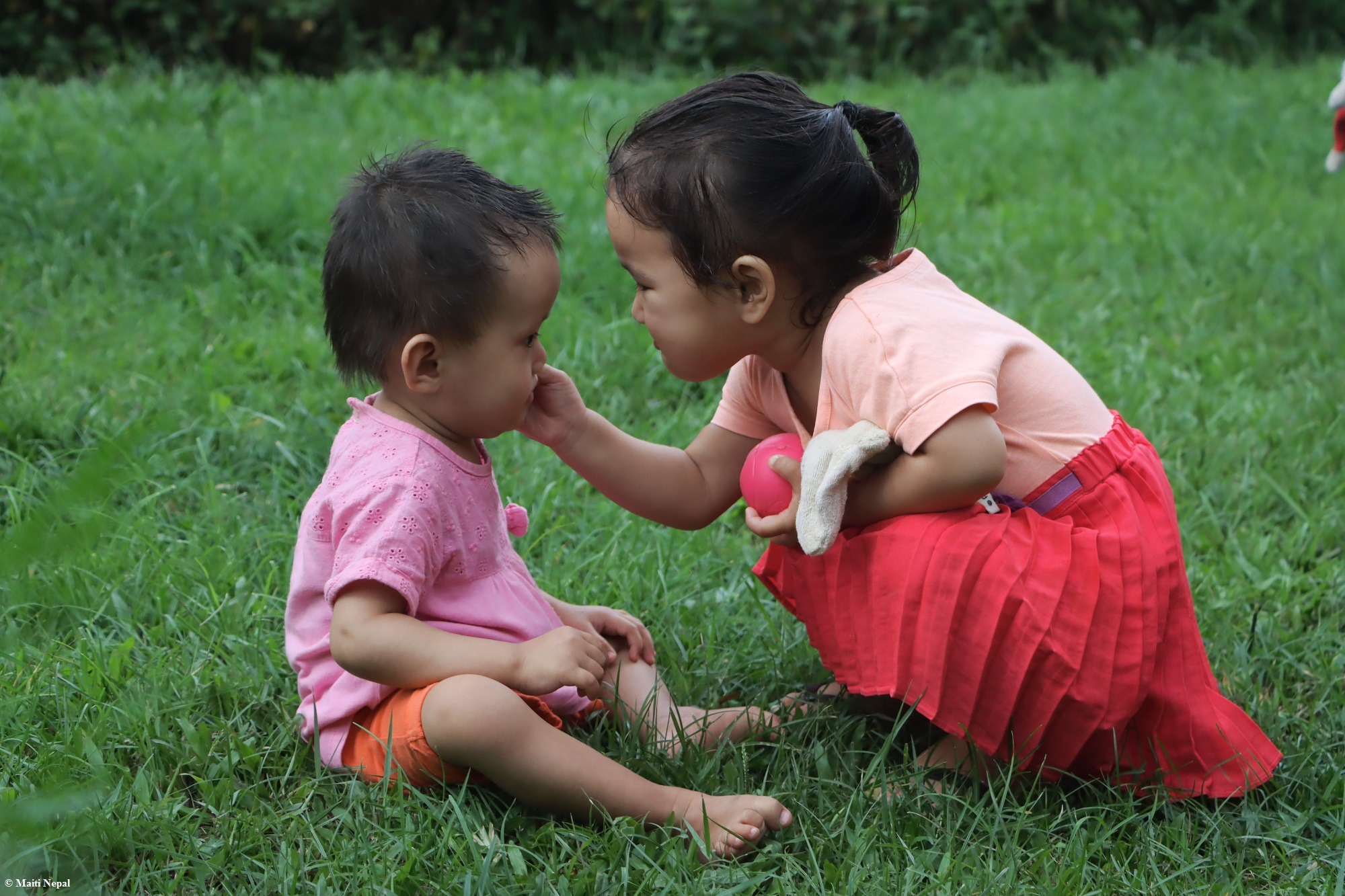Kinder in Indien laufen durch Hochwasser. Klimaschutz in Indien ermöglichen.
