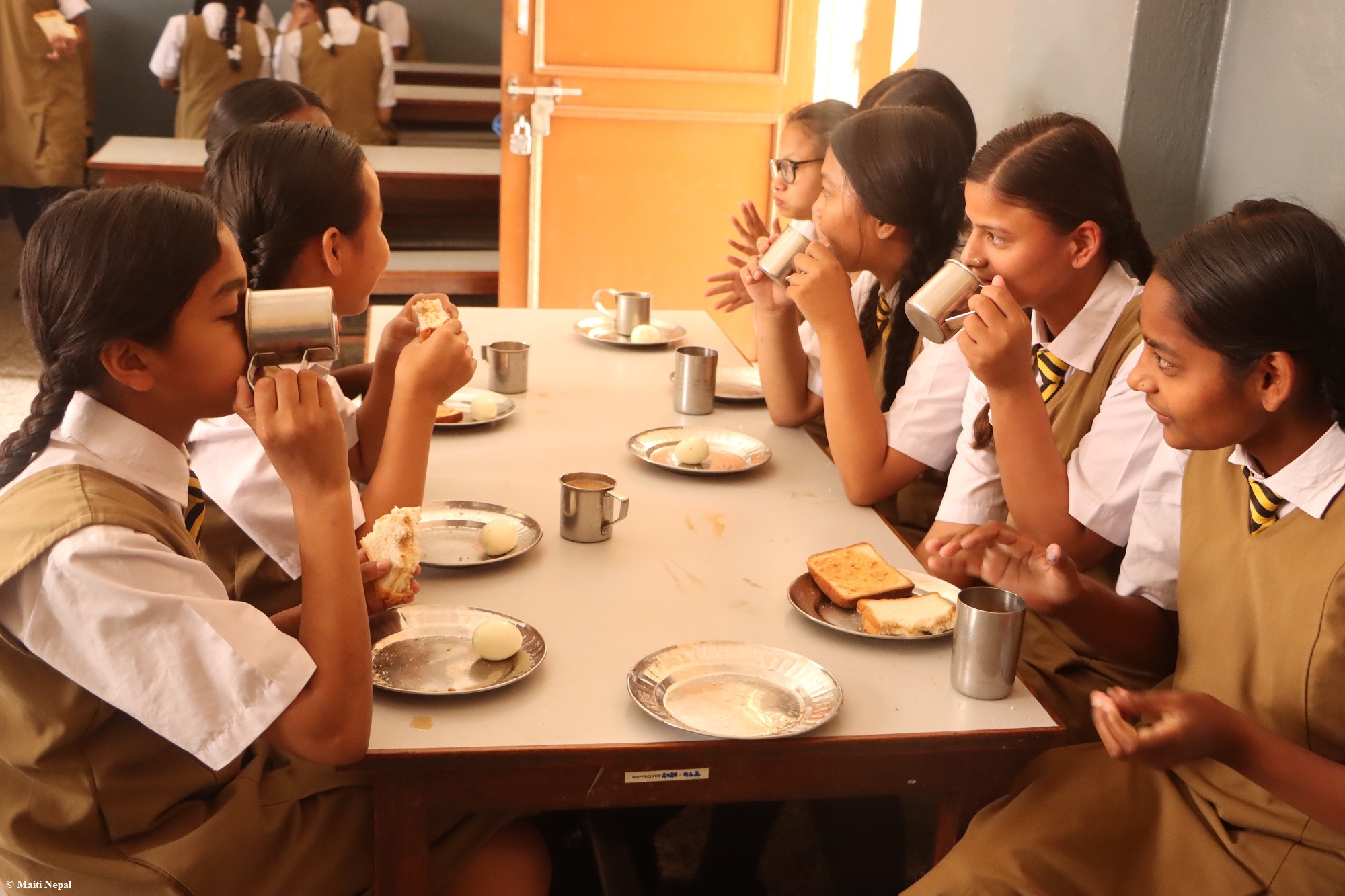 Frau in der Landwirtschaft in Indien nutzt Tröpfchenbewässerung für Klimaschutz in Indien.
