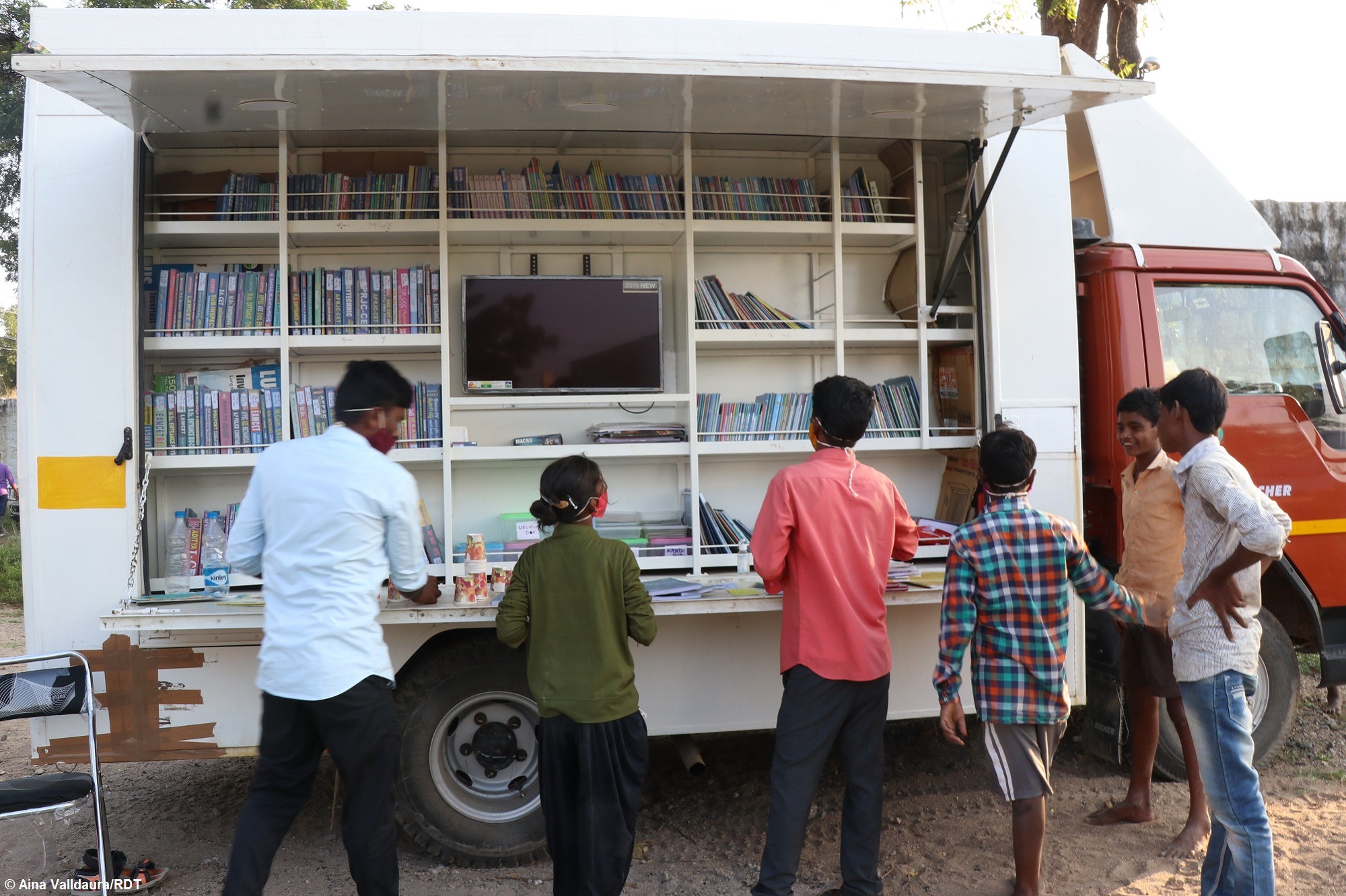 Schulkinder in Indien sitzen in der Schule mit Schulheften. Alphabetisierung in Indien mit Stiftungsschulen fördern.