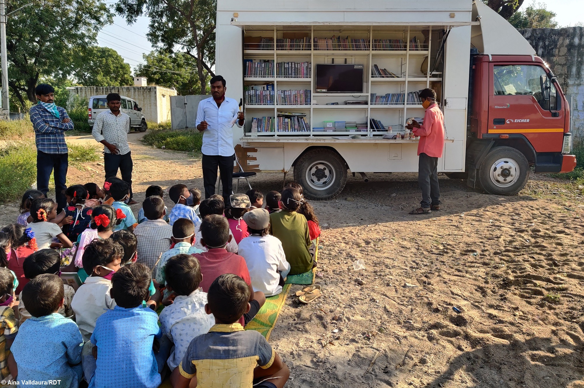Mädchen schreibt mit Kreide an eine Schultafel in Indien. Mit Stiftungsschulen Alphabetisierung in Indien fördern