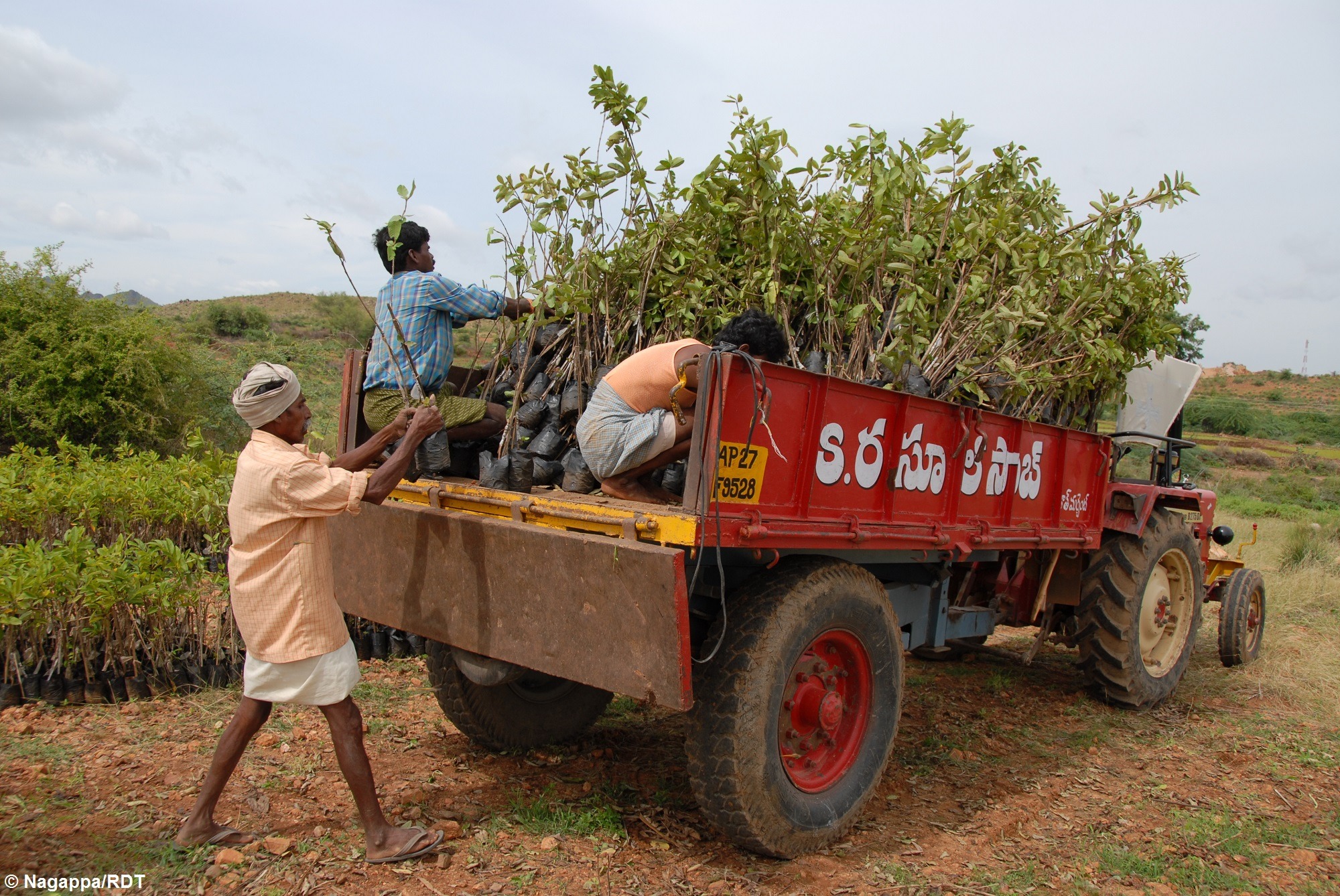 Kinder in Indien laufen durch Hochwasser. Klimaschutz in Indien ermöglichen.