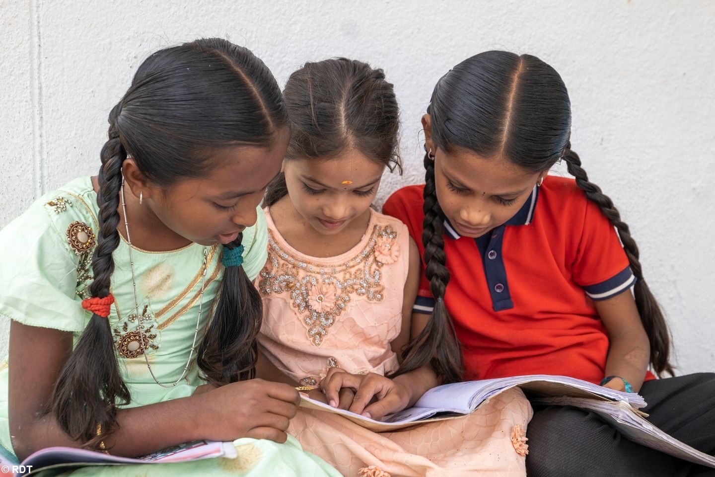Lehrer und Schulkind an einer Wandtafel in einer Stiftungsschule in Indien. Alphabetisierung in Indien fördern