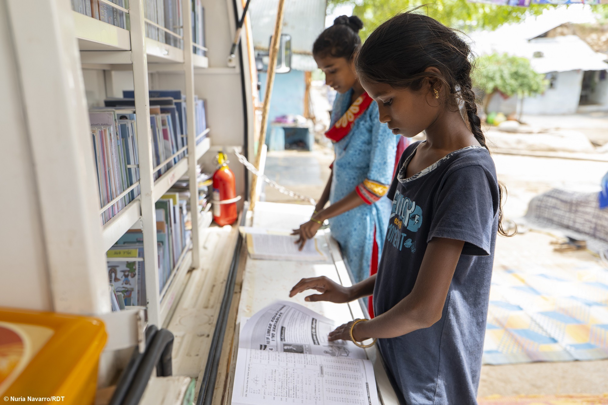 Mädchen schreibt mit Kreide an eine Schultafel in Indien. Mit Stiftungsschulen Alphabetisierung in Indien fördern