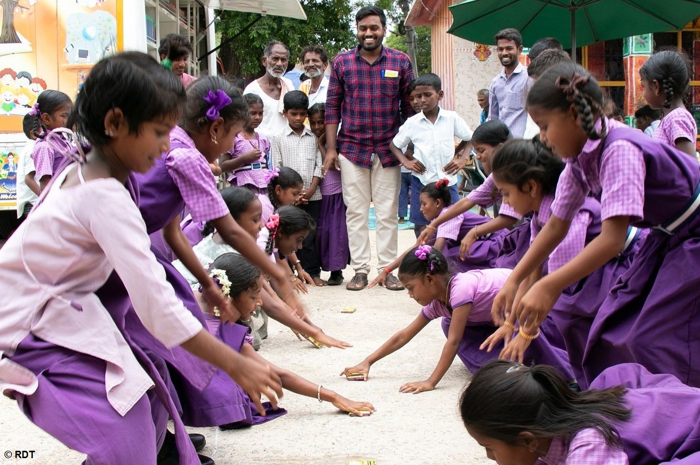 Schulkinder in Indien sitzen in der Schule mit Schulheften. Alphabetisierung in Indien mit Stiftungsschulen fördern.