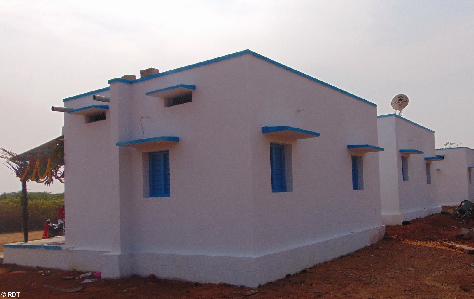 Lehrer und Schulkind an einer Wandtafel in einer Stiftungsschule in Indien. Alphabetisierung in Indien fördern