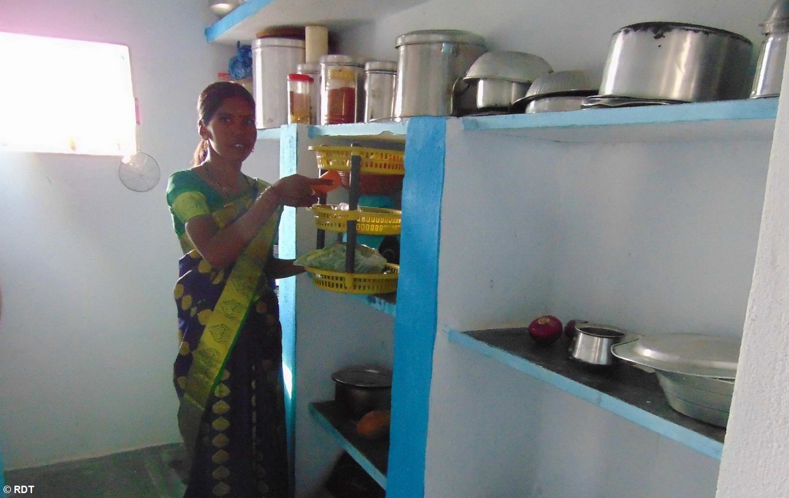 Mädchen schreibt mit Kreide an eine Schultafel in Indien. Mit Stiftungsschulen Alphabetisierung in Indien fördern