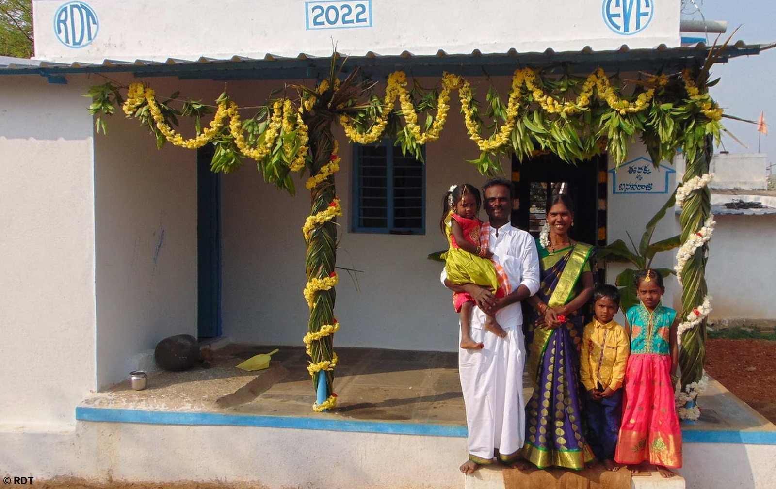 Schulkinder in Indien sitzen in der Schule mit Schulheften. Alphabetisierung in Indien mit Stiftungsschulen fördern.