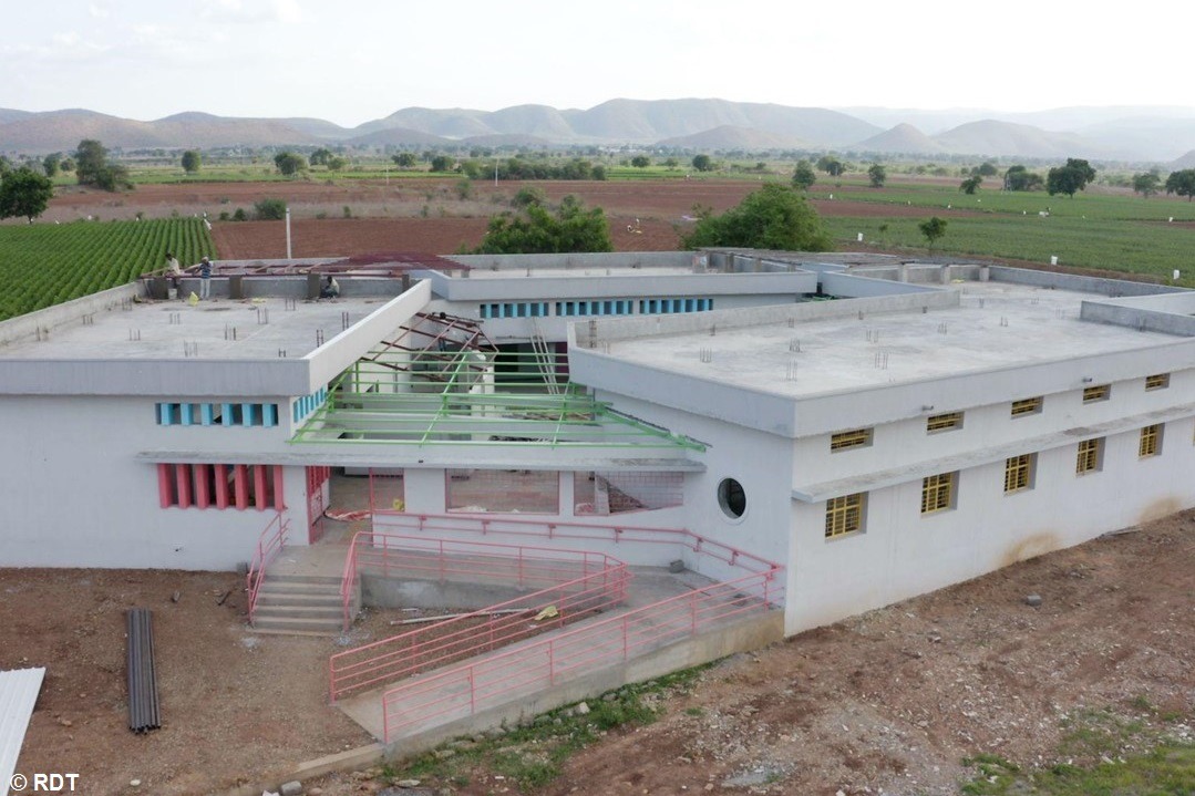 Kind mit Behinderung in Indien: Ein Kind baut mit bunten Bauklötzen.