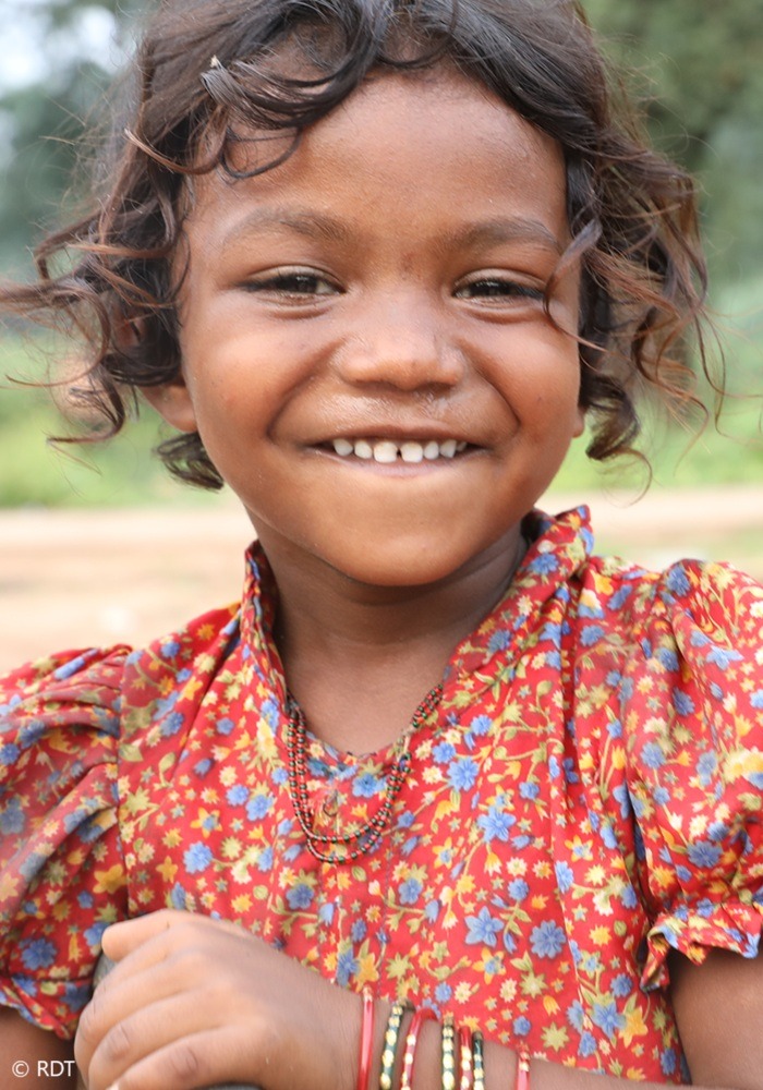 Mädchen in Indien lächelt in die Kamera