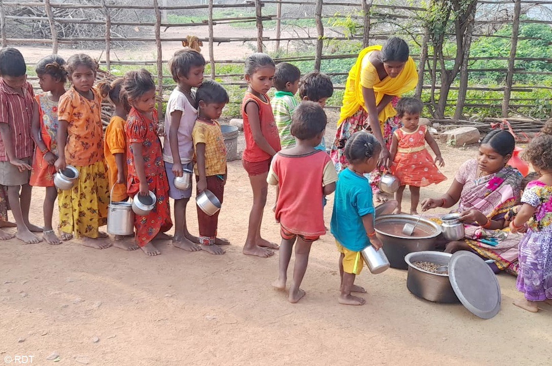 Kindersterblichkeit in Indien: Kinder, die an Mangelernährung leiden, nehmen an unserem Nahrungsergänzungsprogramm teil.