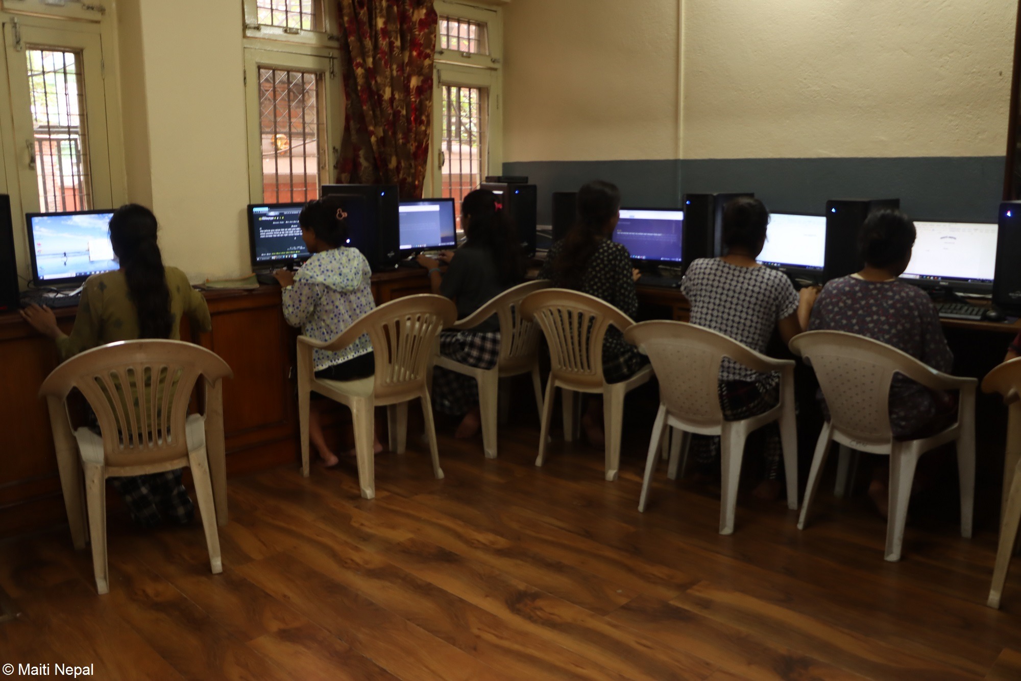 Kinder in Indien laufen durch Hochwasser. Klimaschutz in Indien ermöglichen.