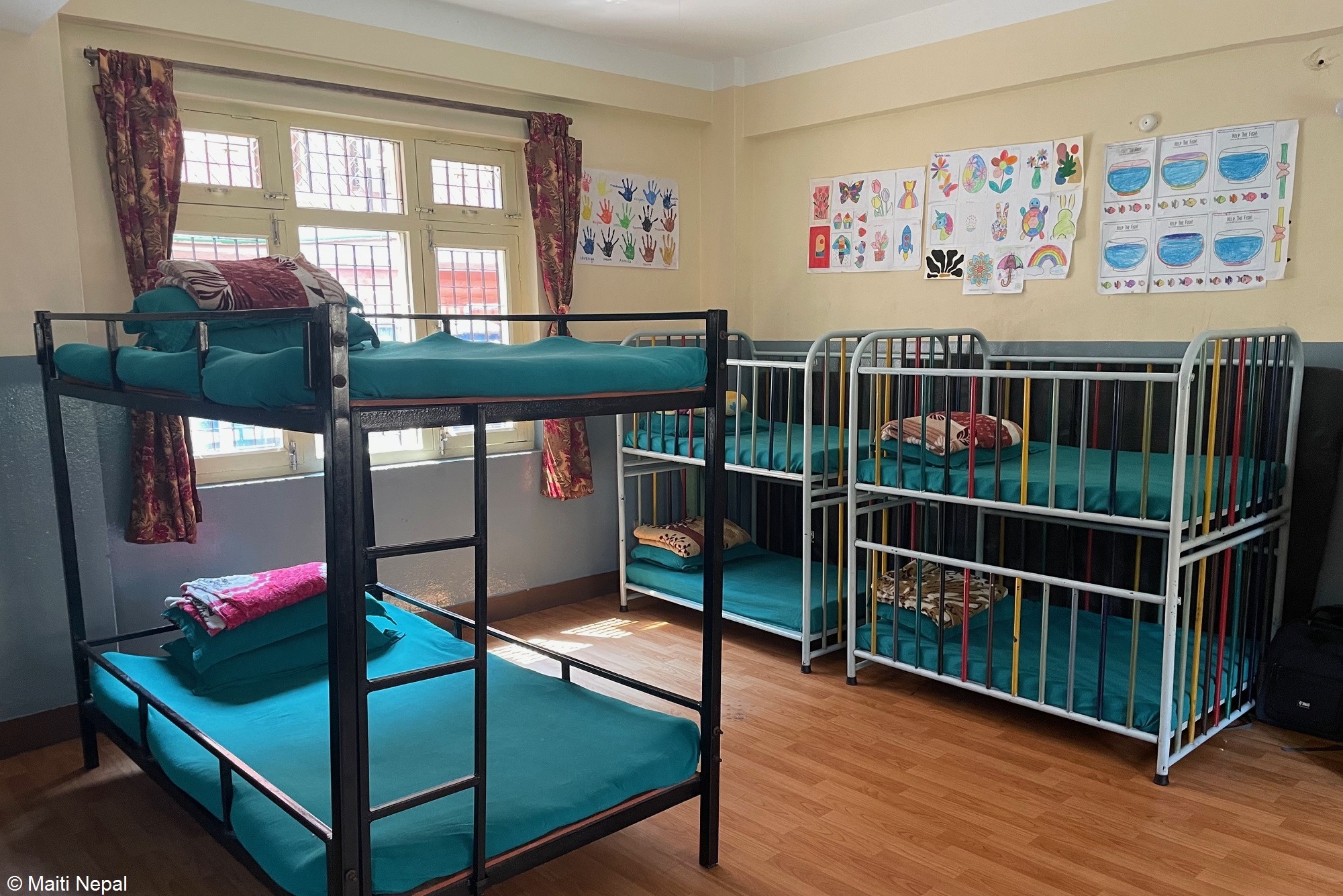 Zwei Männer und ein Kind stehen um einen neugepflanzten Baum herum und betrachten ihn. Landwirtschaft Indien: Aufforstung für den Klimaschutz in Indien.