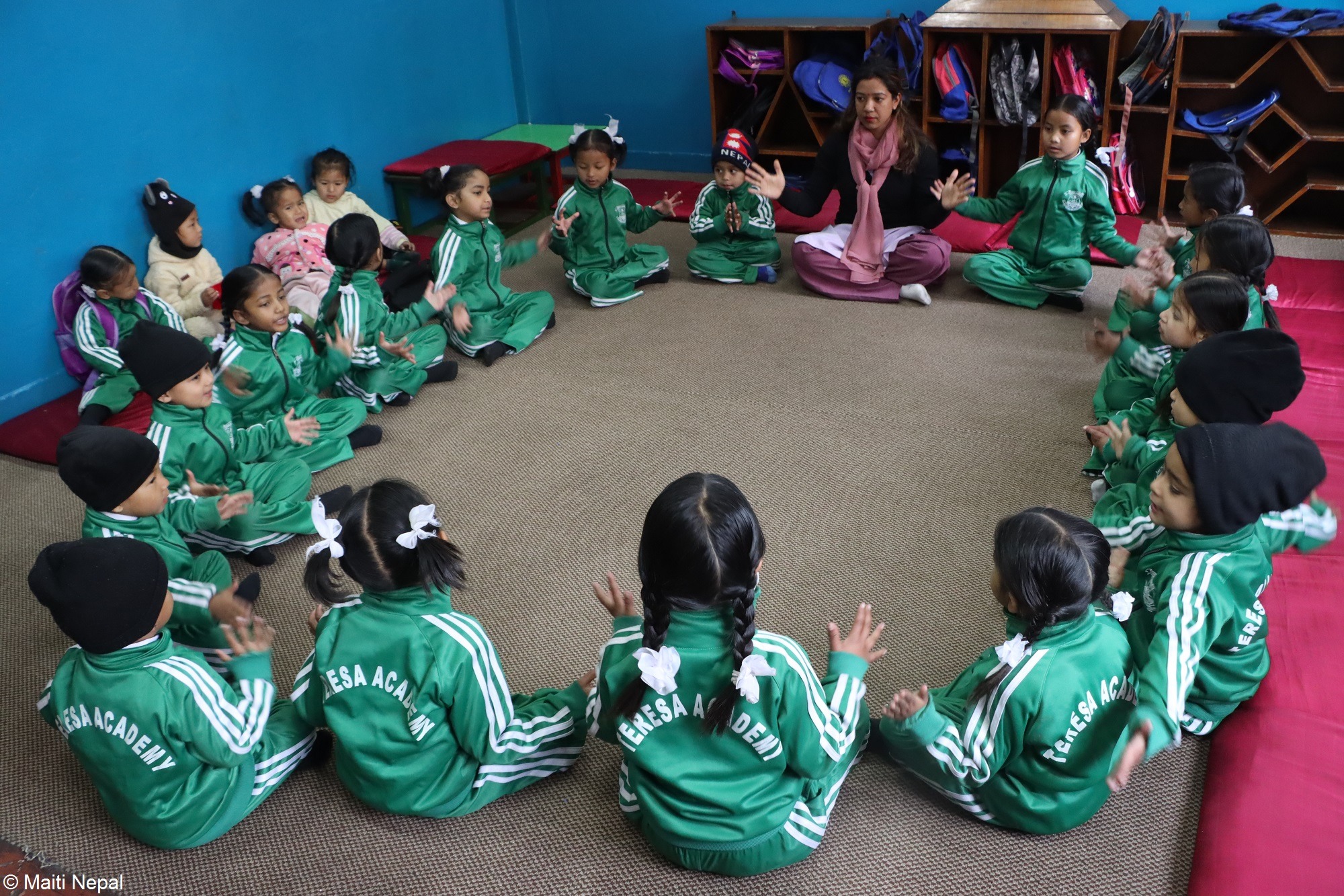 Kinder in Indien laufen durch Hochwasser. Klimaschutz in Indien ermöglichen.