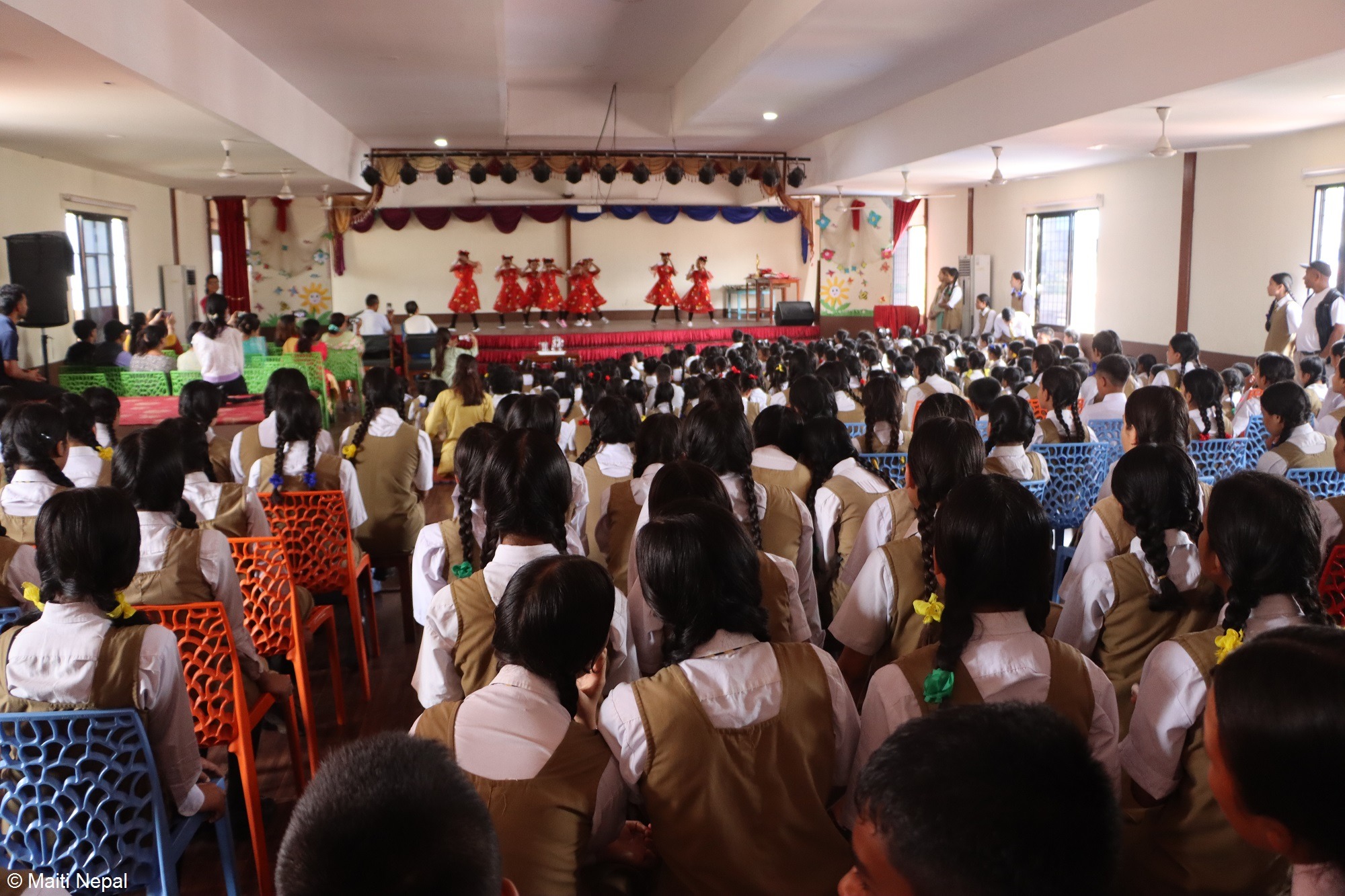 Kinder in Indien laufen durch Hochwasser. Klimaschutz in Indien ermöglichen.