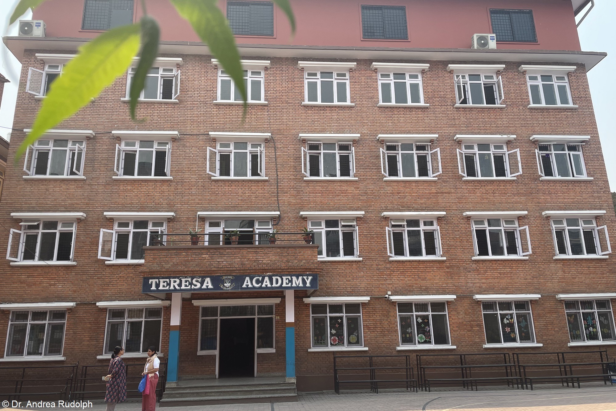 Frau in der Landwirtschaft in Indien nutzt Tröpfchenbewässerung für Klimaschutz in Indien.