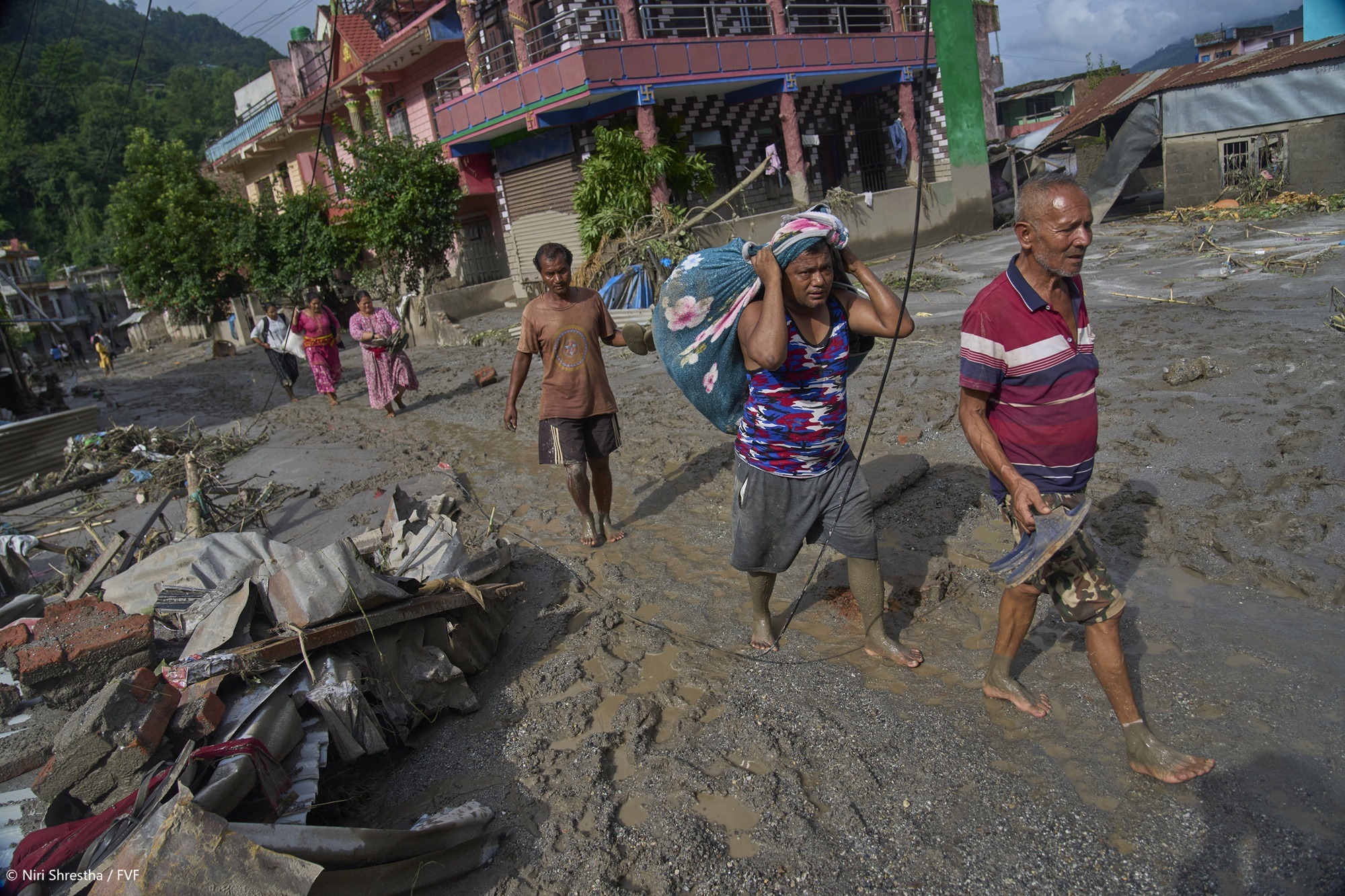 Kinder in Indien laufen durch Hochwasser. Klimaschutz in Indien ermöglichen.