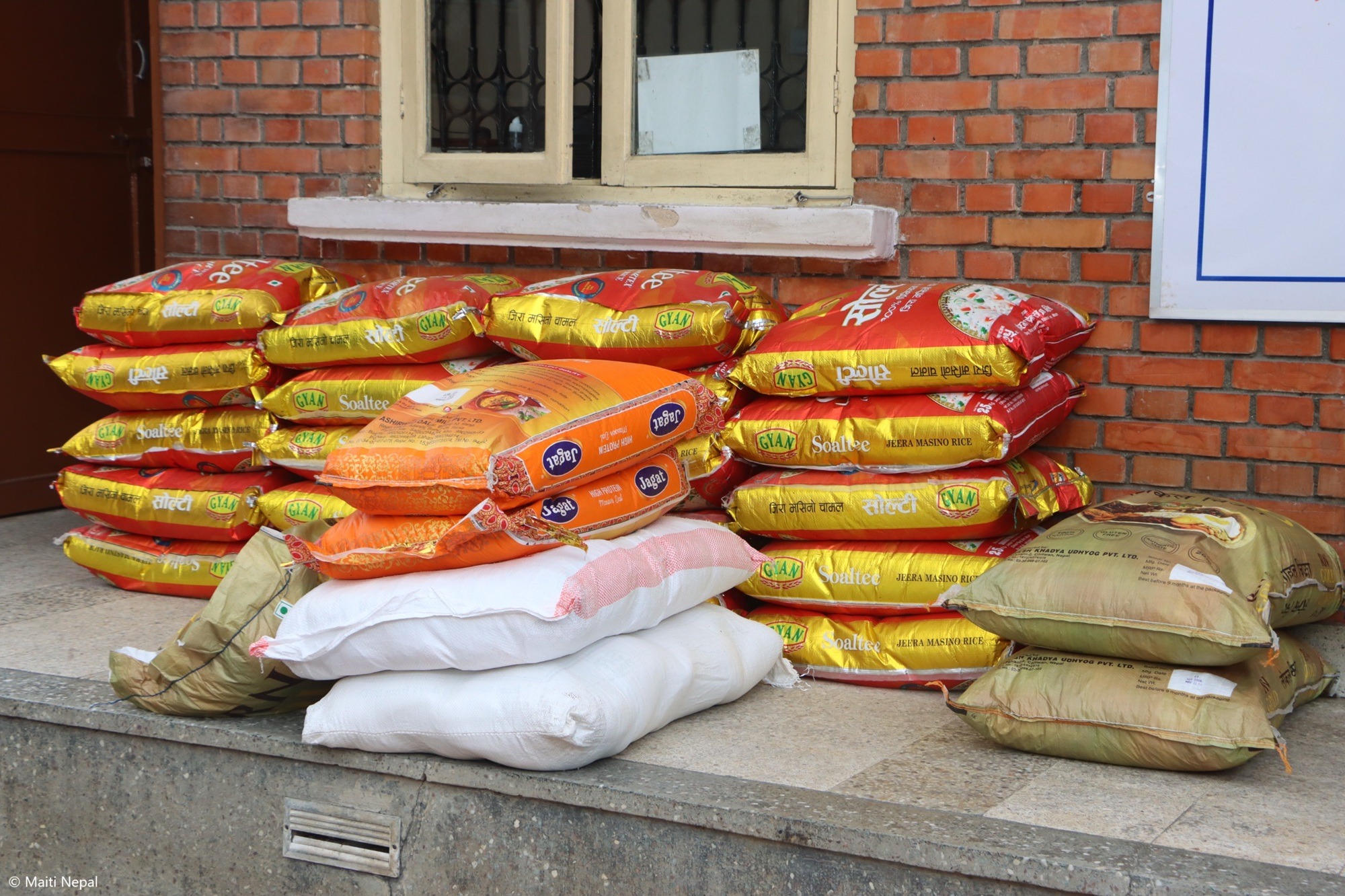 Kinder in Indien laufen durch Hochwasser. Klimaschutz in Indien ermöglichen.