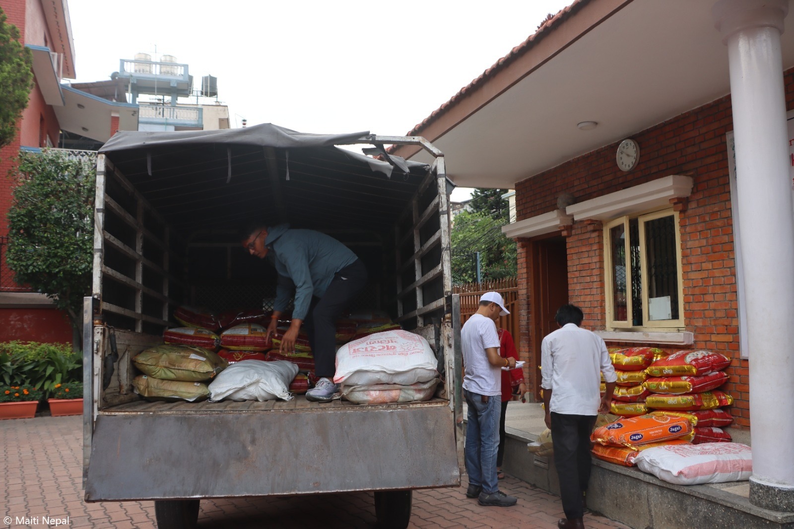 Frau in der Landwirtschaft in Indien nutzt Tröpfchenbewässerung für Klimaschutz in Indien.