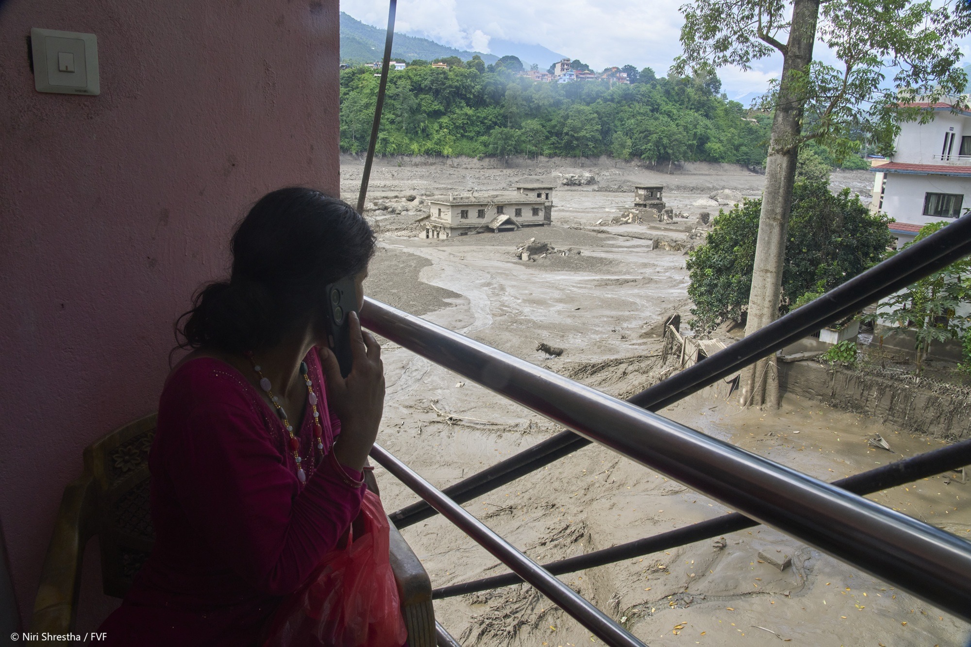 Frau in der Landwirtschaft in Indien nutzt Tröpfchenbewässerung für Klimaschutz in Indien.